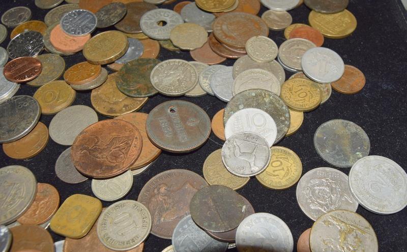 Collection of coins in a plastic tub - Bild 6 aus 11
