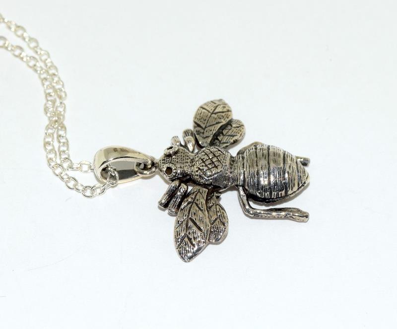 Silver articulated Bee pendant necklace - Image 2 of 4