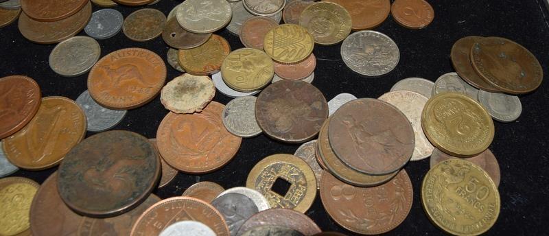 Collection of coins in a plastic tub - Bild 4 aus 10