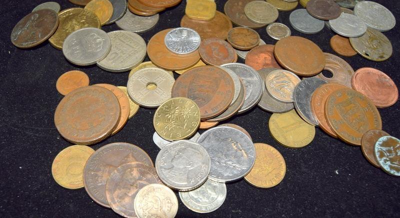 Collection of coins in a plastic tub - Bild 10 aus 11