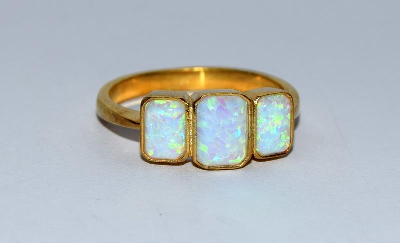 Gold on silver opaline square 3 stone ring. Size O. - Image 4 of 4