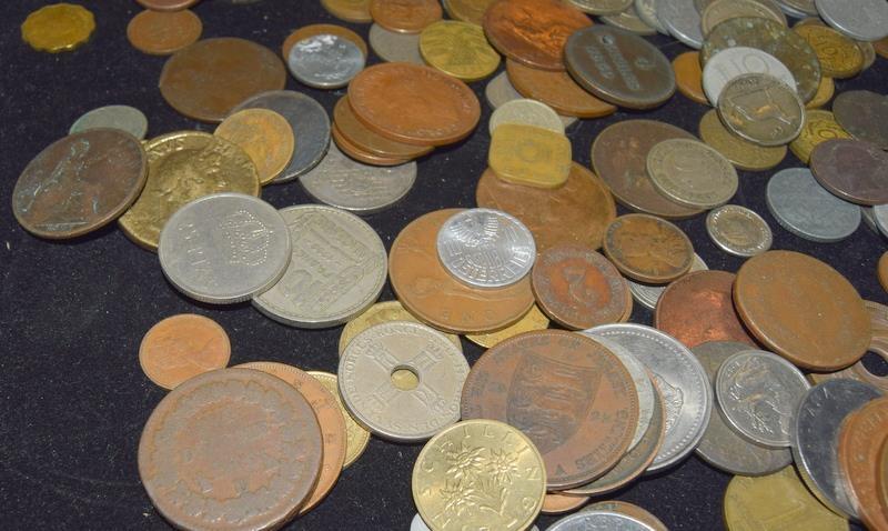 Collection of coins in a plastic tub - Bild 9 aus 11