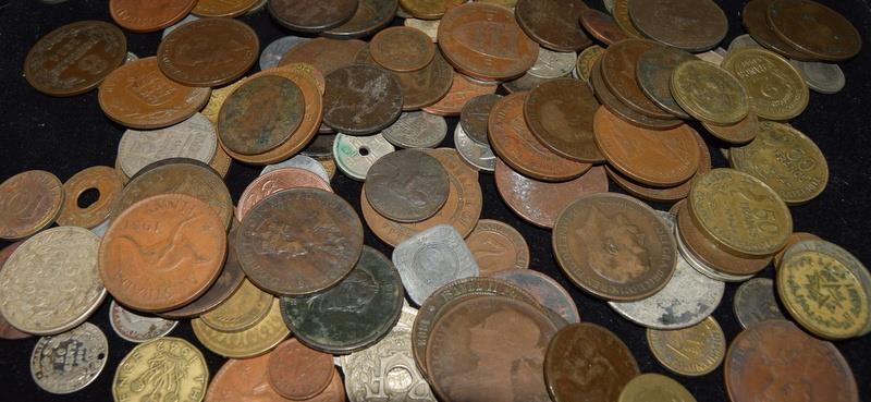 Collection of coins in a plastic tub - Bild 10 aus 10