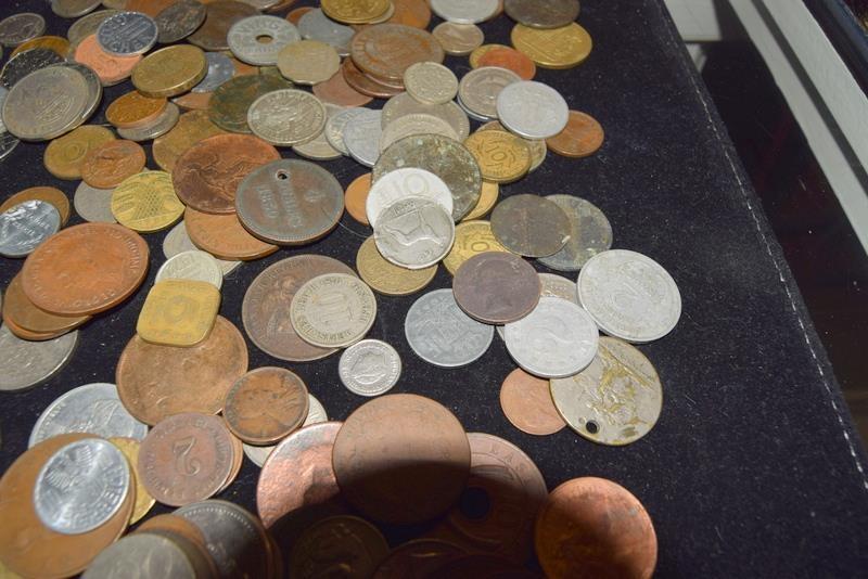 Collection of coins in a plastic tub - Bild 8 aus 11