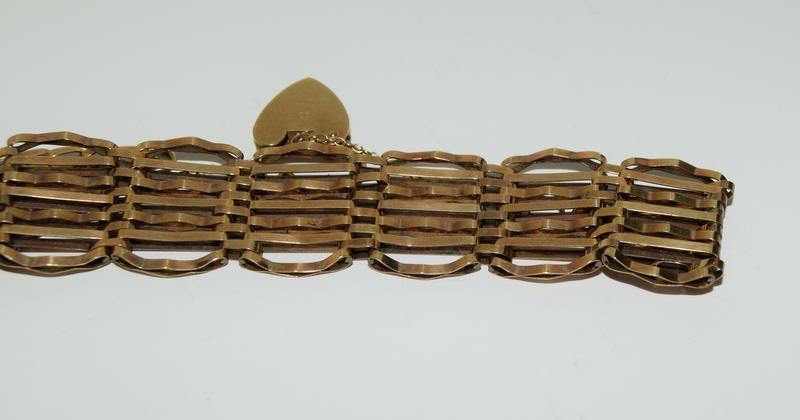 9ct gold 7 bar gate bracelet. 11.4g - Image 2 of 3