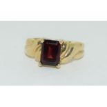 9ct gold ladies garnet twist ring size M 3.5g