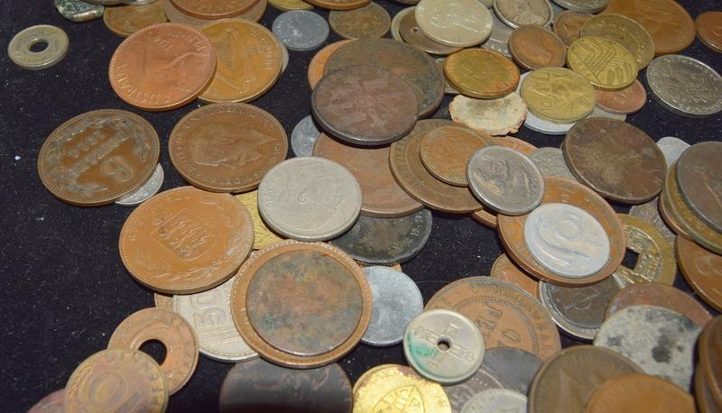 Collection of coins in a plastic tub - Bild 5 aus 10