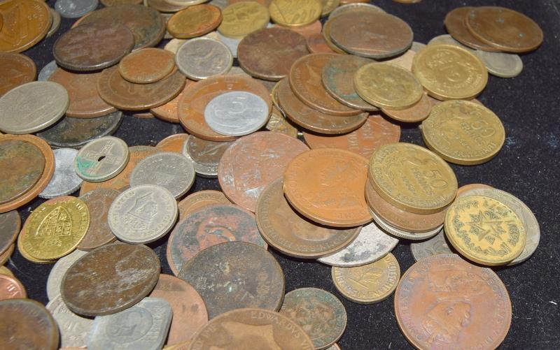 Collection of coins in a plastic tub - Bild 6 aus 10