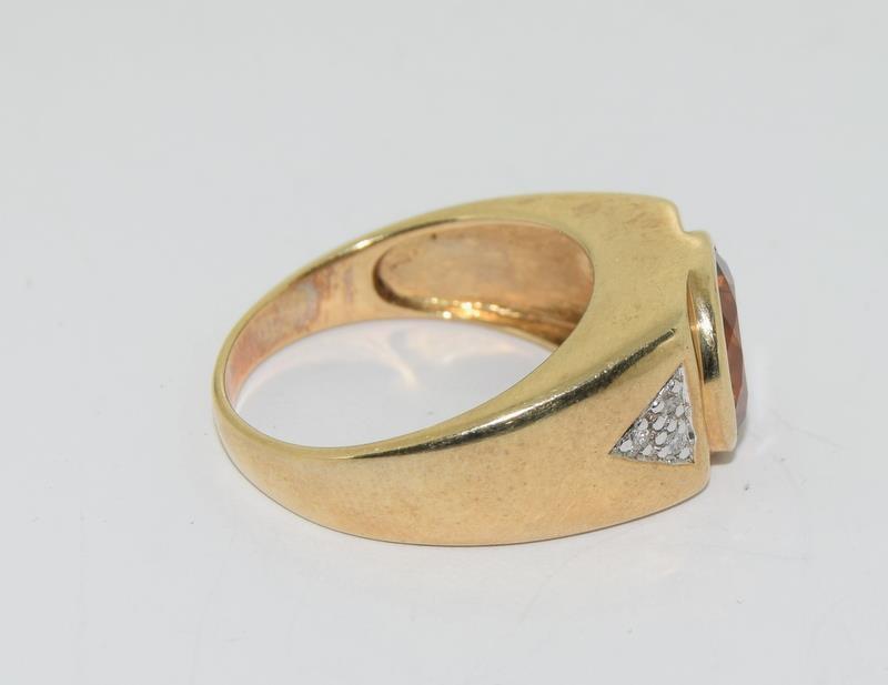 9ct Gold Gent's Signet Ring, with Amber Central Stone and Diamond Chip Shoulders. Size S - Image 2 of 3