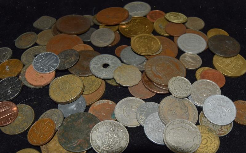 Collection of coins in a plastic tub - Bild 4 aus 11