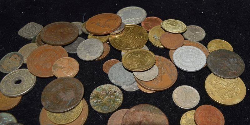 Collection of coins in a plastic tub - Bild 2 aus 11