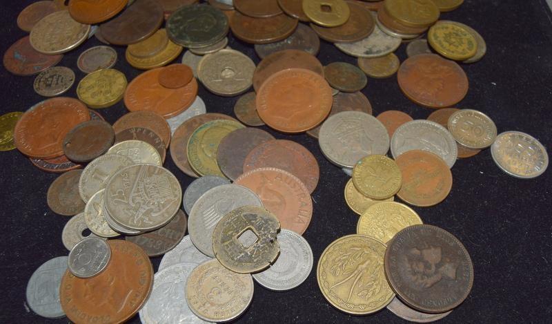 Collection of coins in a plastic tub - Bild 9 aus 10