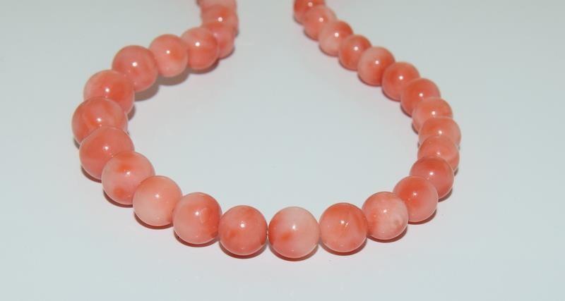 A long vintage strand of natural angel skin coral beads - 28 grams together with a necklace and - Image 4 of 6
