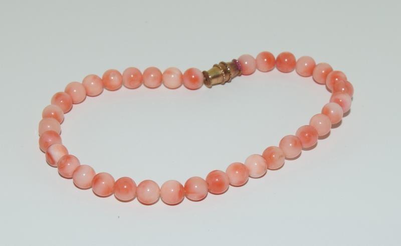 A long vintage strand of natural angel skin coral beads - 28 grams together with a necklace and - Image 5 of 6