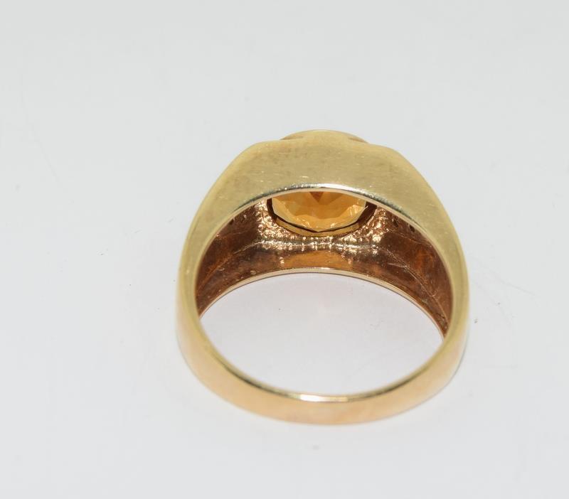 9ct Gold Gent's Signet Ring, with Amber Central Stone and Diamond Chip Shoulders. Size S - Image 3 of 3