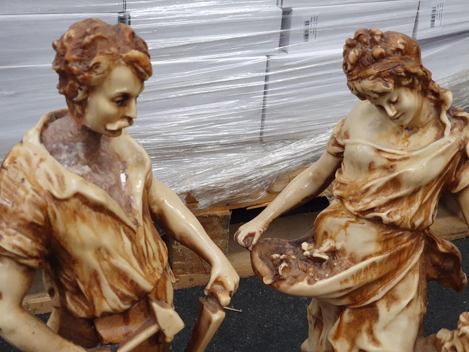 A pair of resin figurines. - Image 2 of 2