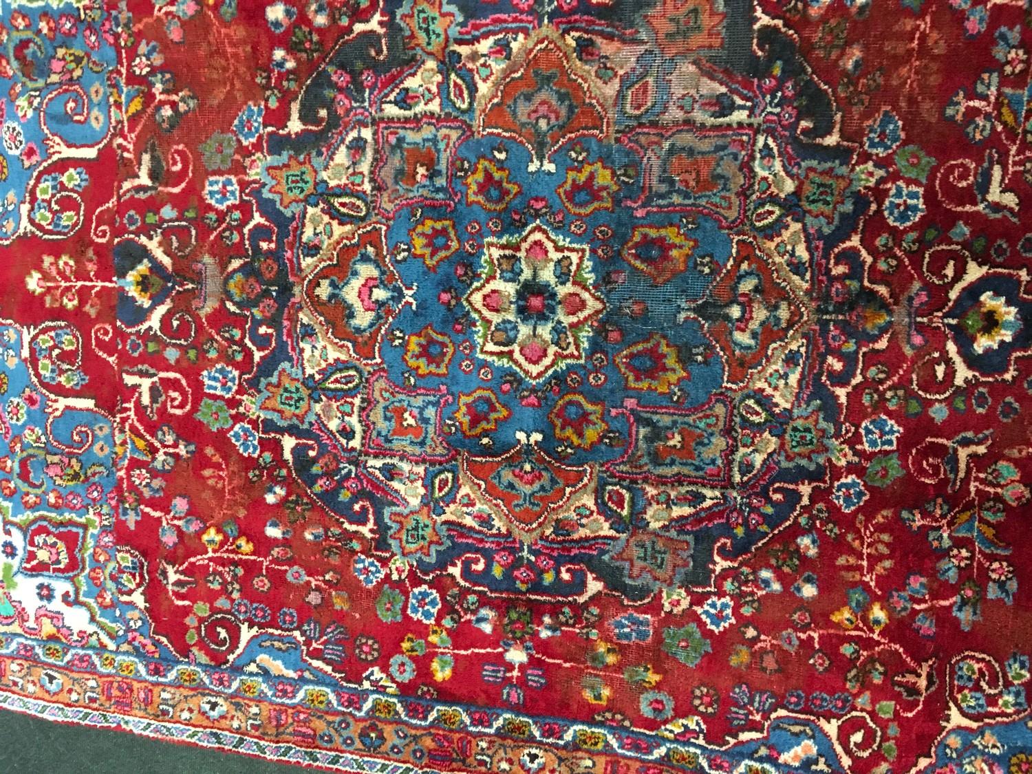 Mashad rug in medallion blue and red. 215x140 - Image 3 of 5