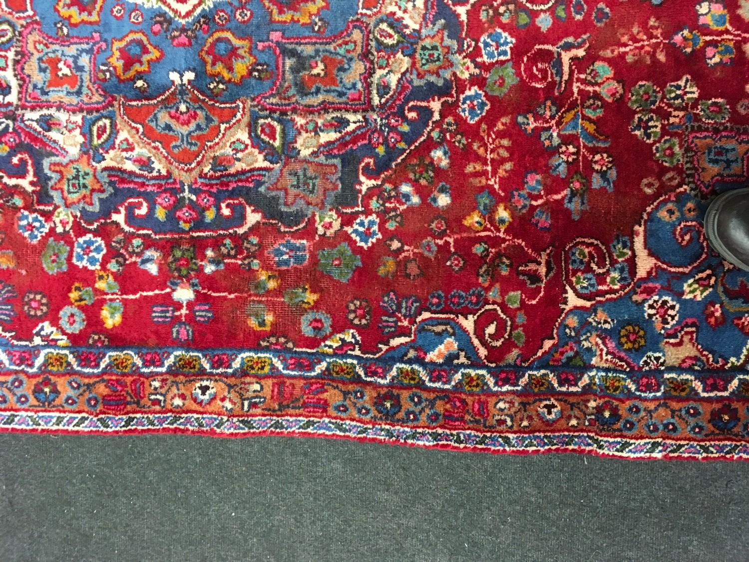 Mashad rug in medallion blue and red. 215x140 - Image 4 of 5