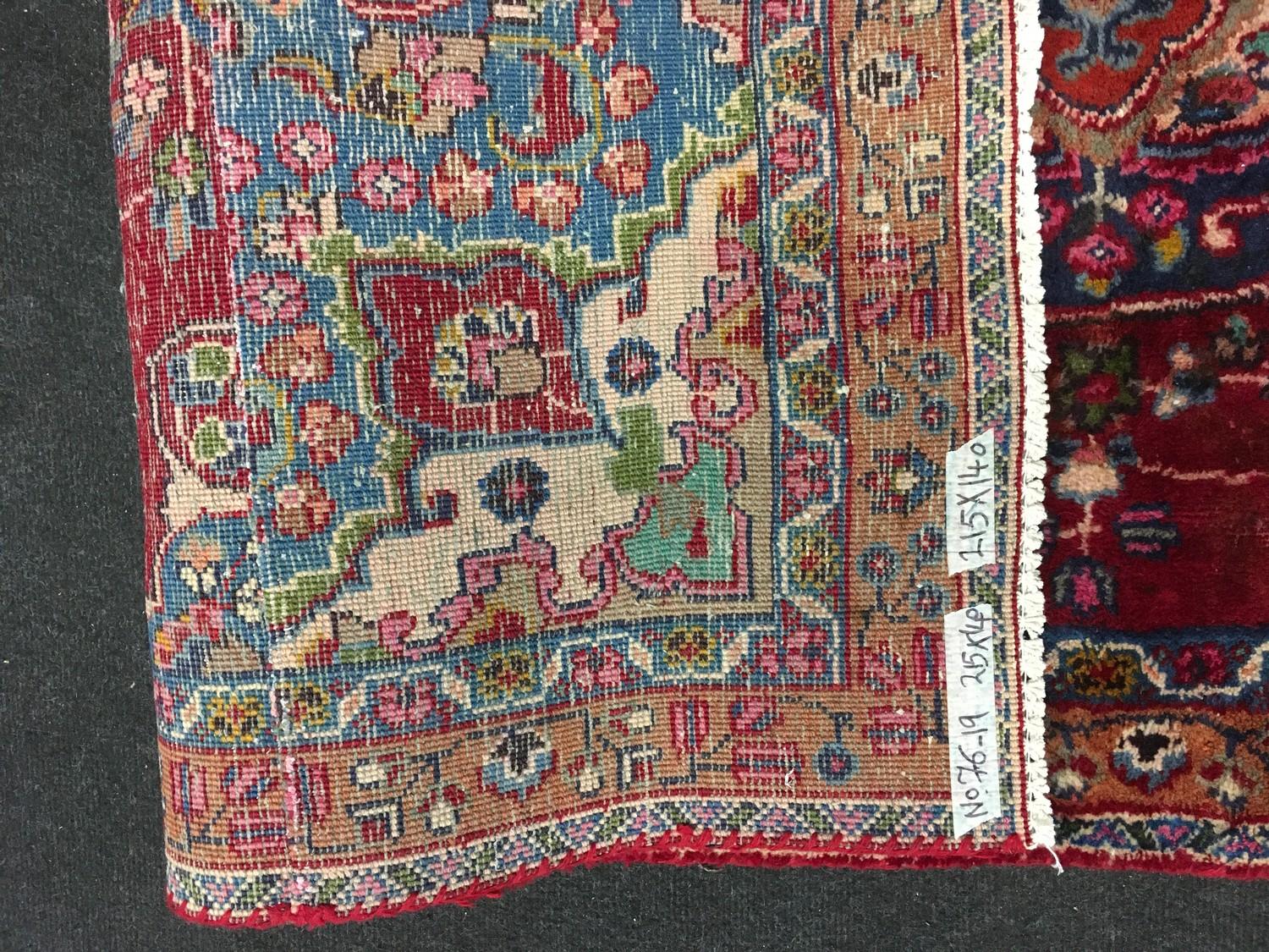 Mashad rug in medallion blue and red. 215x140 - Image 5 of 5