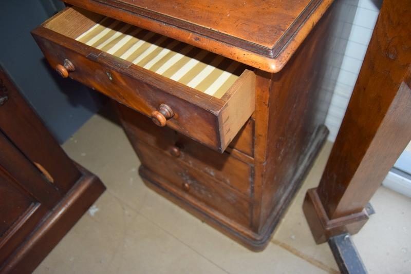 Good walnut chest of draws/bedside of smaller proportions, 2 small draws over 4 larger 100x50x50cm - Image 2 of 5