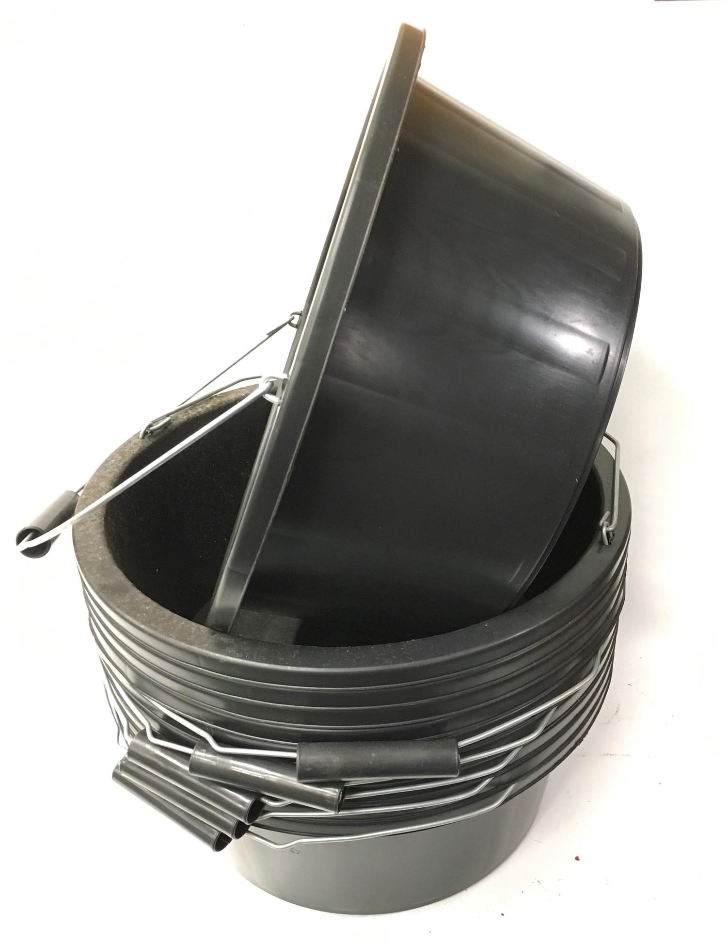 10 horse feeder buckets (ref 131)