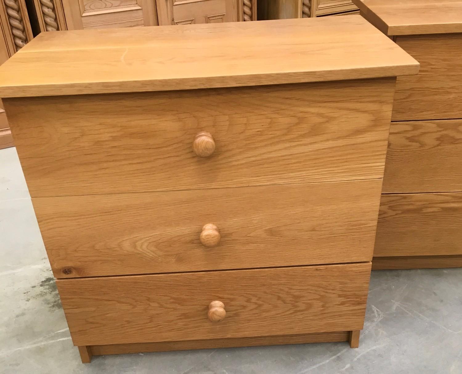 Pair solid oak 3 draw bedroom chest of draws with turned draw knobs ,72x77x44cm each - Image 2 of 7