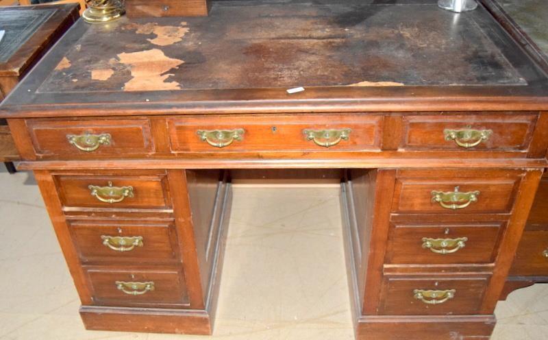 Mahogany twin pedestal desk with leather top, with brass handles 75x120x55cm