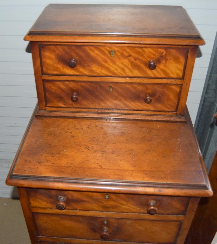 Good walnut chest of draws/bedside of smaller proportions, 2 small draws over 4 larger 100x50x50cm - Image 4 of 5