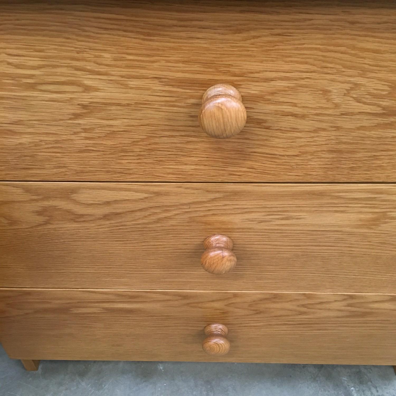 Pair solid oak 3 draw bedroom chest of draws with turned draw knobs ,72x77x44cm each - Image 7 of 7