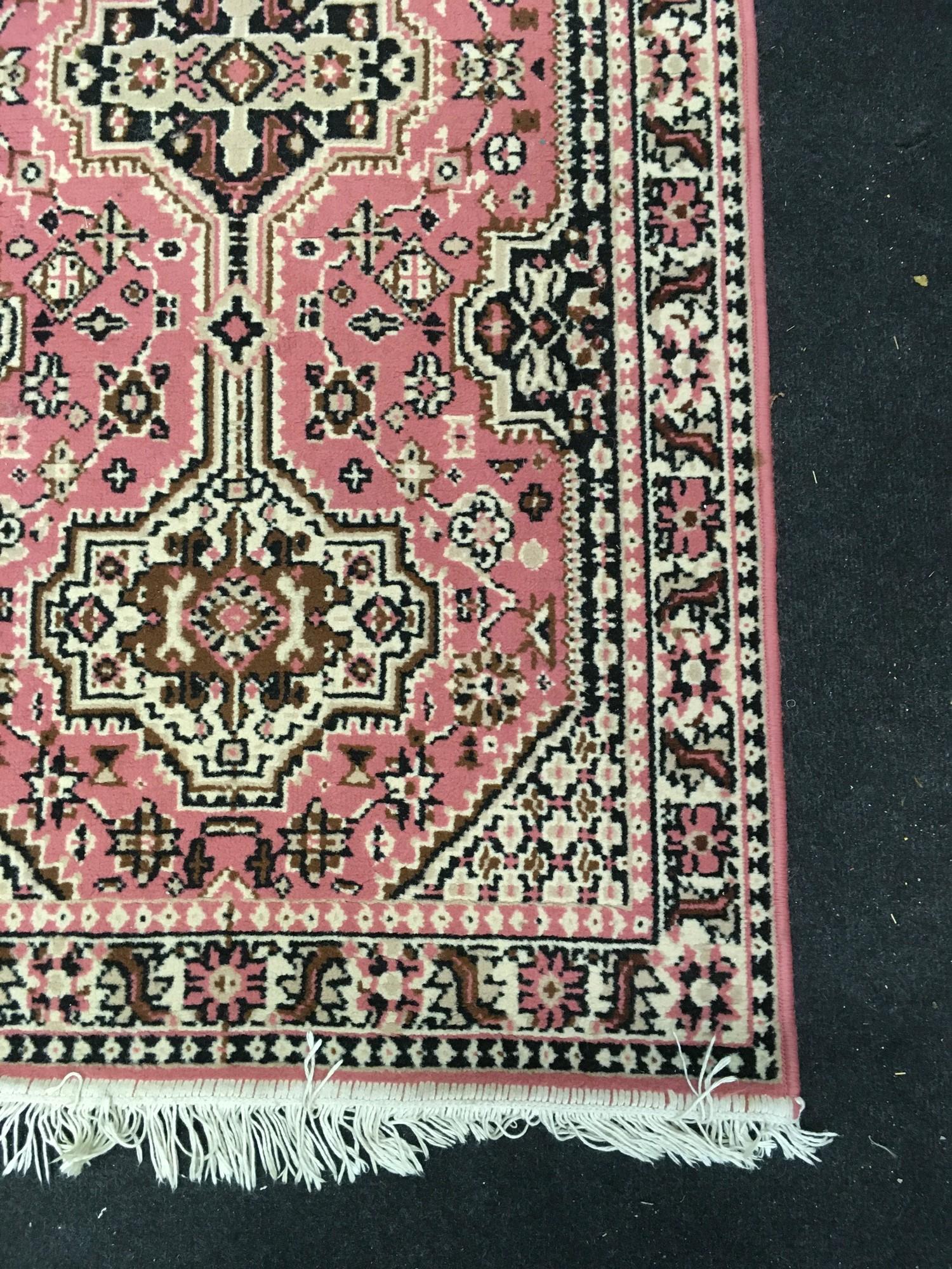 Small room runner/ fire side rug with pink pattern 160x80cm - Image 2 of 4