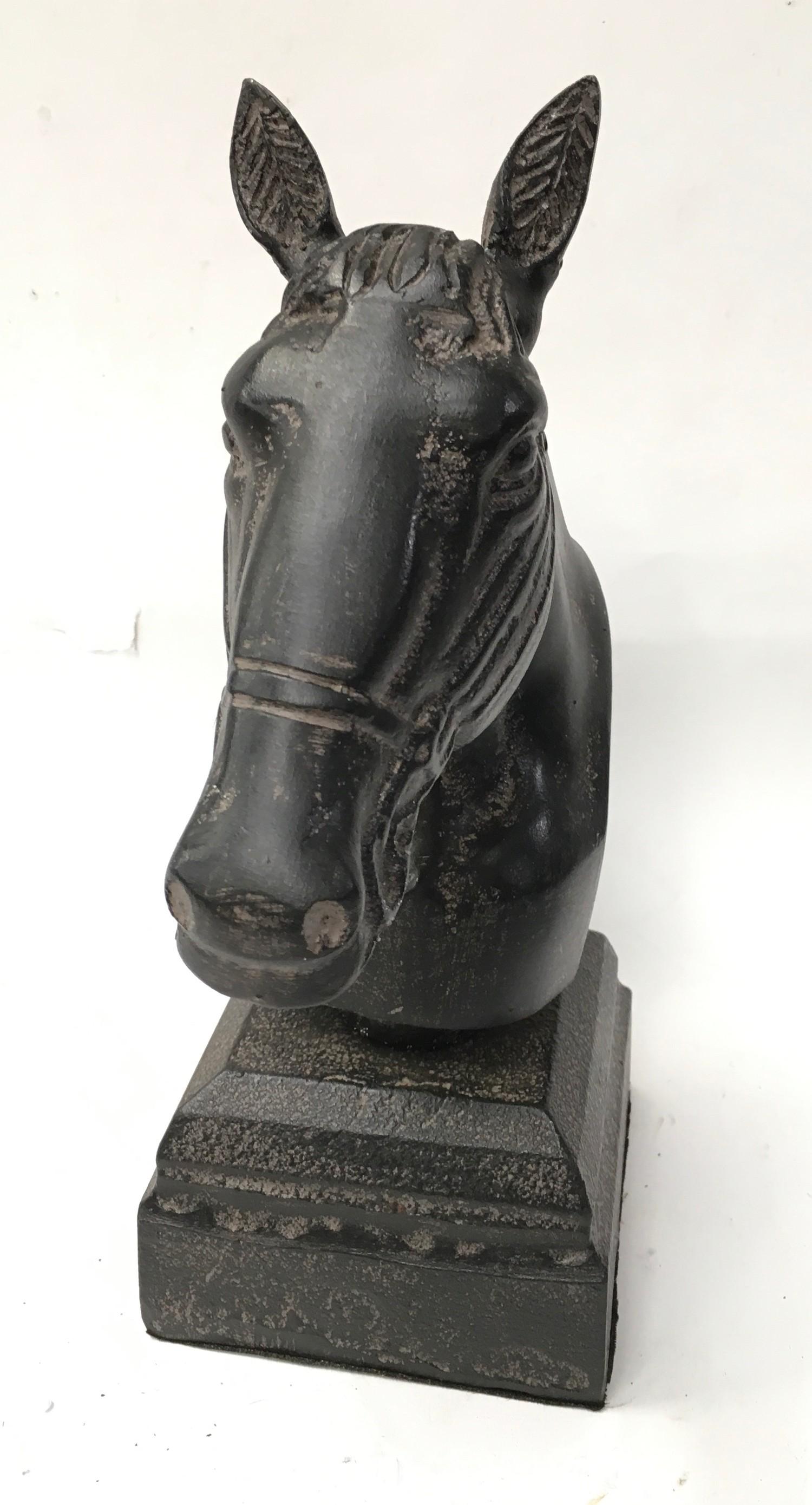 A small horse head bust. Ref 208 - Image 2 of 2