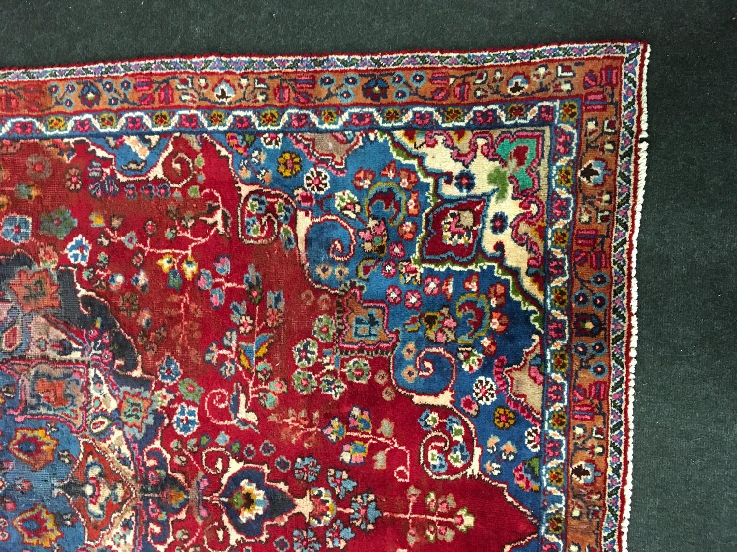 Mashad rug in medallion blue and red. 215x140 - Image 2 of 5