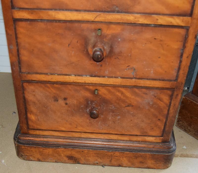 Good walnut chest of draws/bedside of smaller proportions, 2 small draws over 4 larger 100x50x50cm - Image 5 of 5