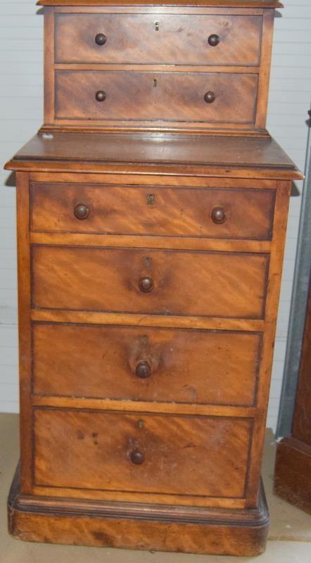 Good walnut chest of draws/bedside of smaller proportions, 2 small draws over 4 larger 100x50x50cm