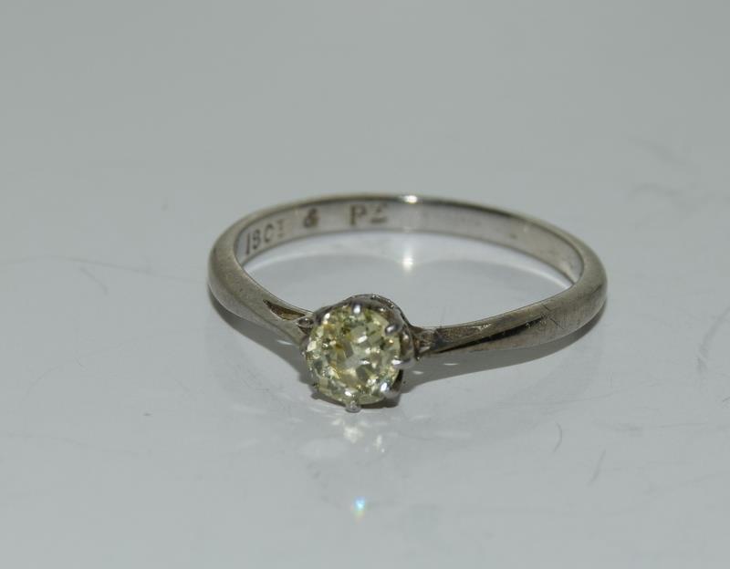 A Natural yellow diamond 4mm & 18ct gold ring, size L1/2.