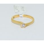 18ct gold ladies diamond solitare twist ring size M