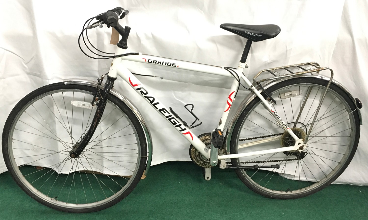 A white Raleigh Grande 19? road bike. (ref 170)