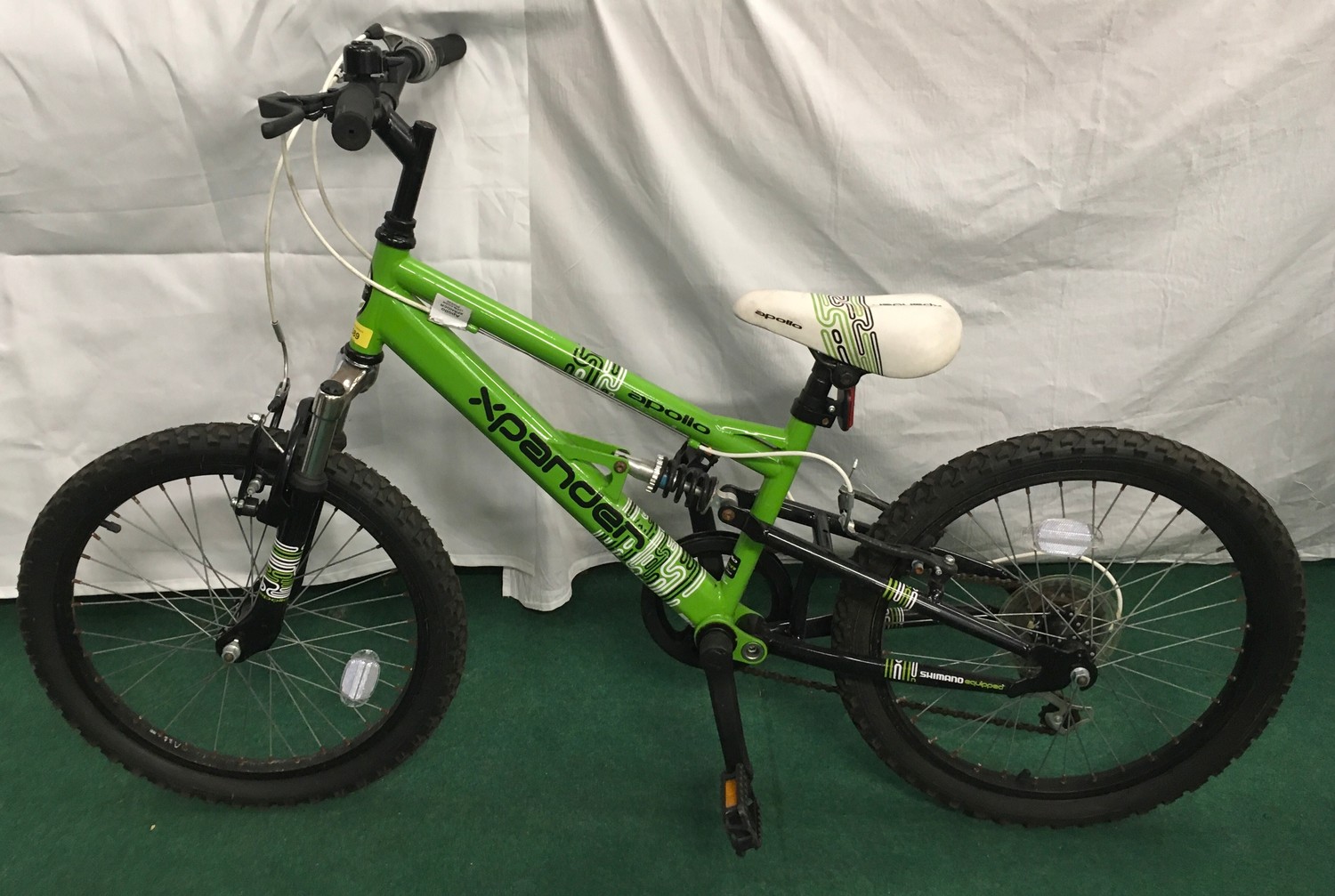 Apollo child's xpander green mountain bike (REF 23).