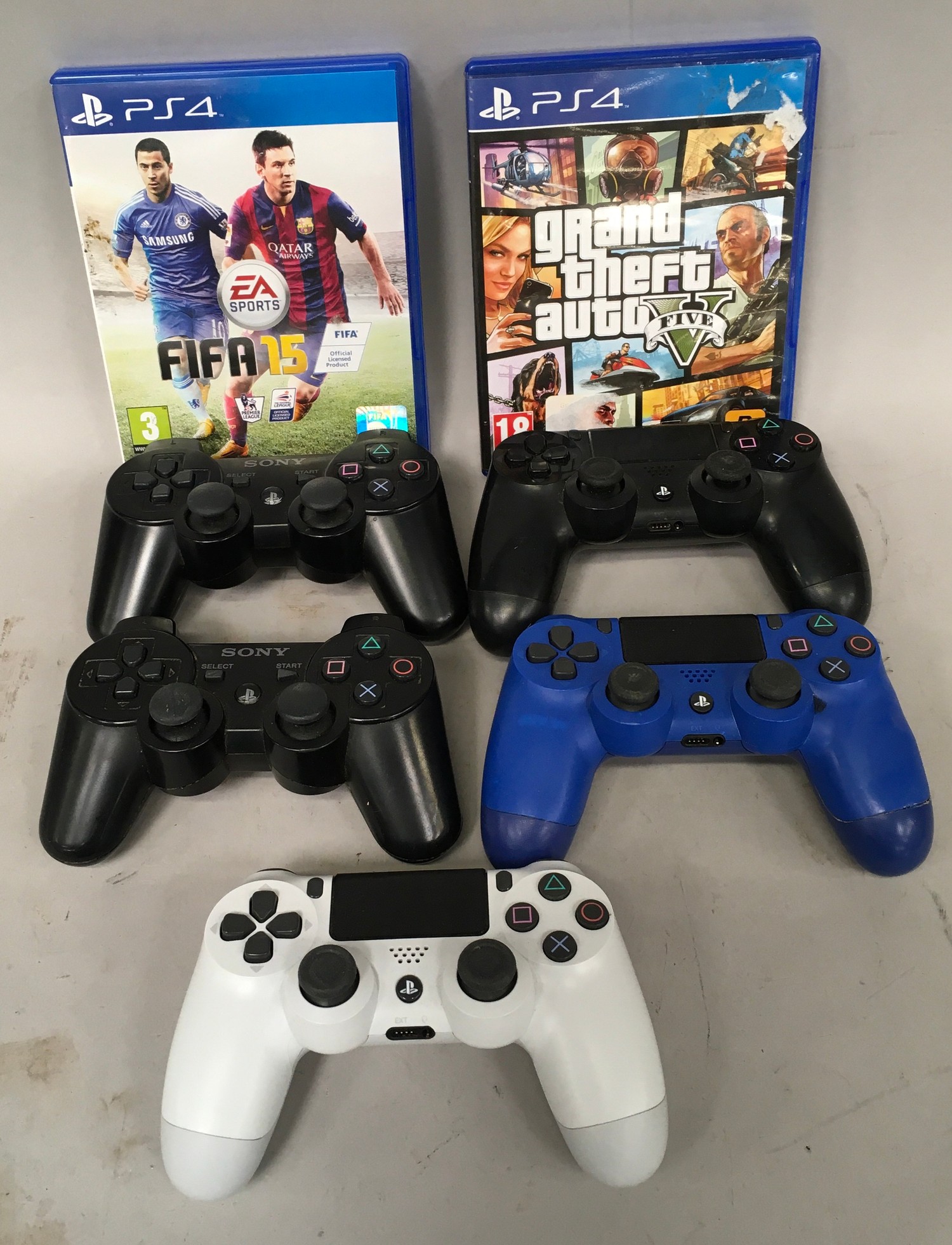 5 PlayStation controllers and 2 games ref 367