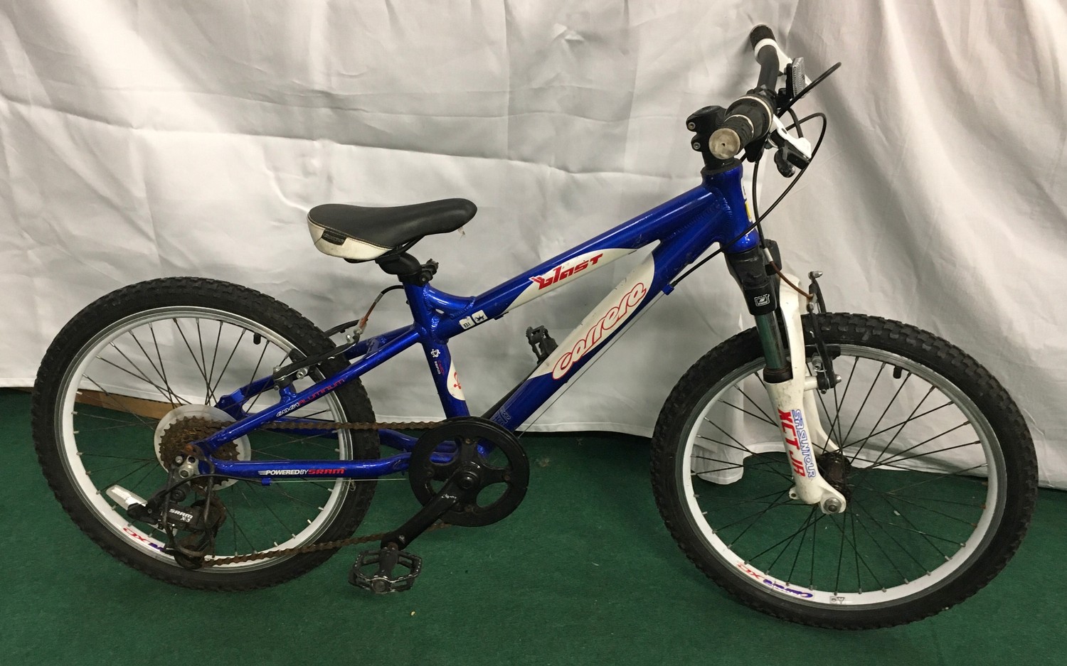 Carrerra Blast blue child's mountain bike (REF 22).