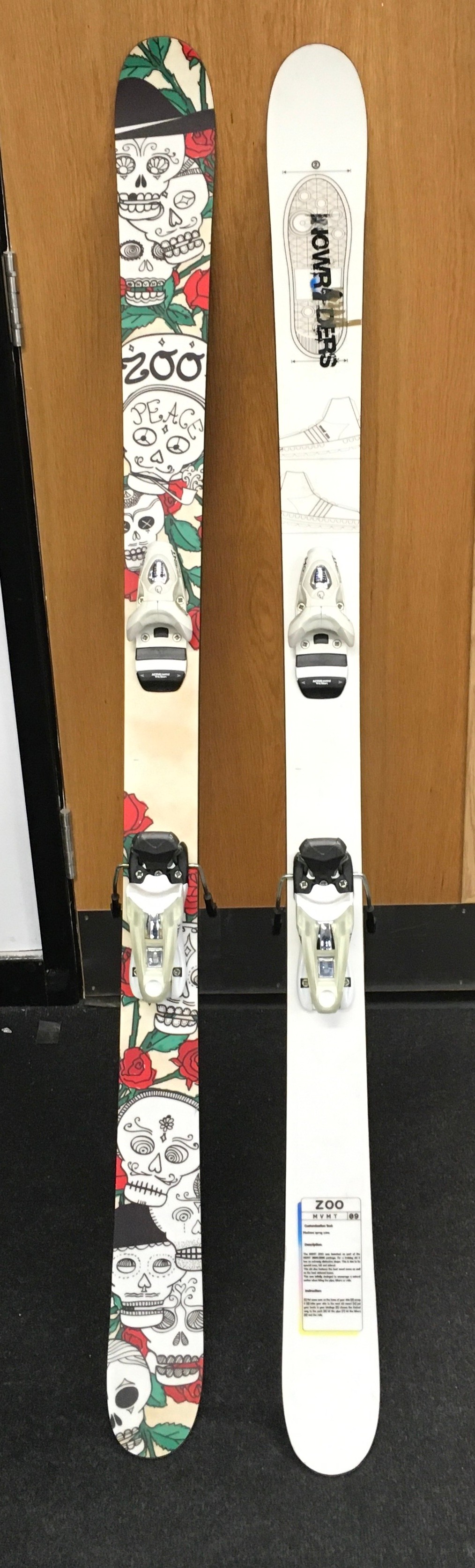 Pair Snow rider skis size small ref 141