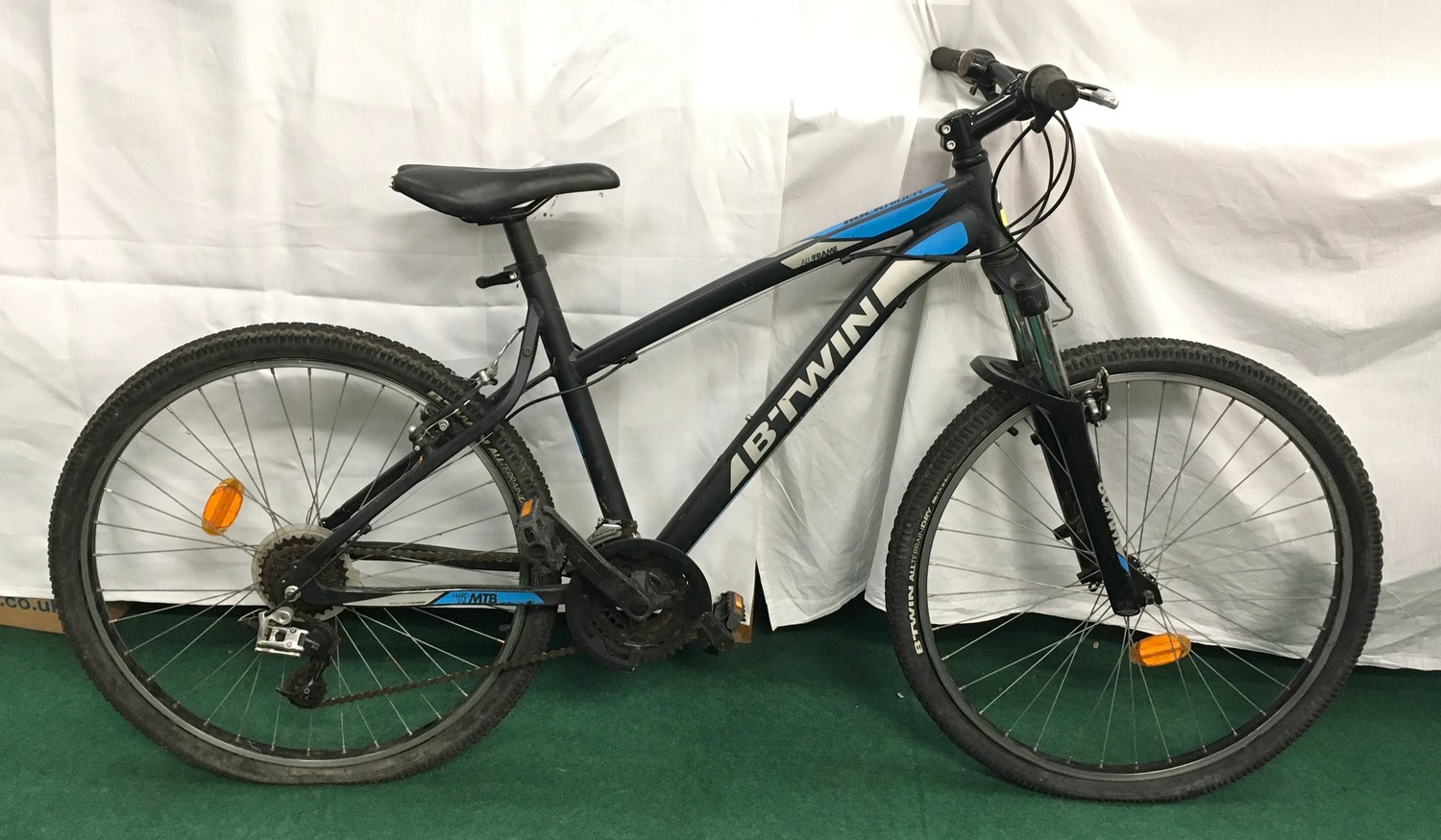 B-Twin Rockrider 340 18? aluminium frame blue and black mountain bike (REF 8).