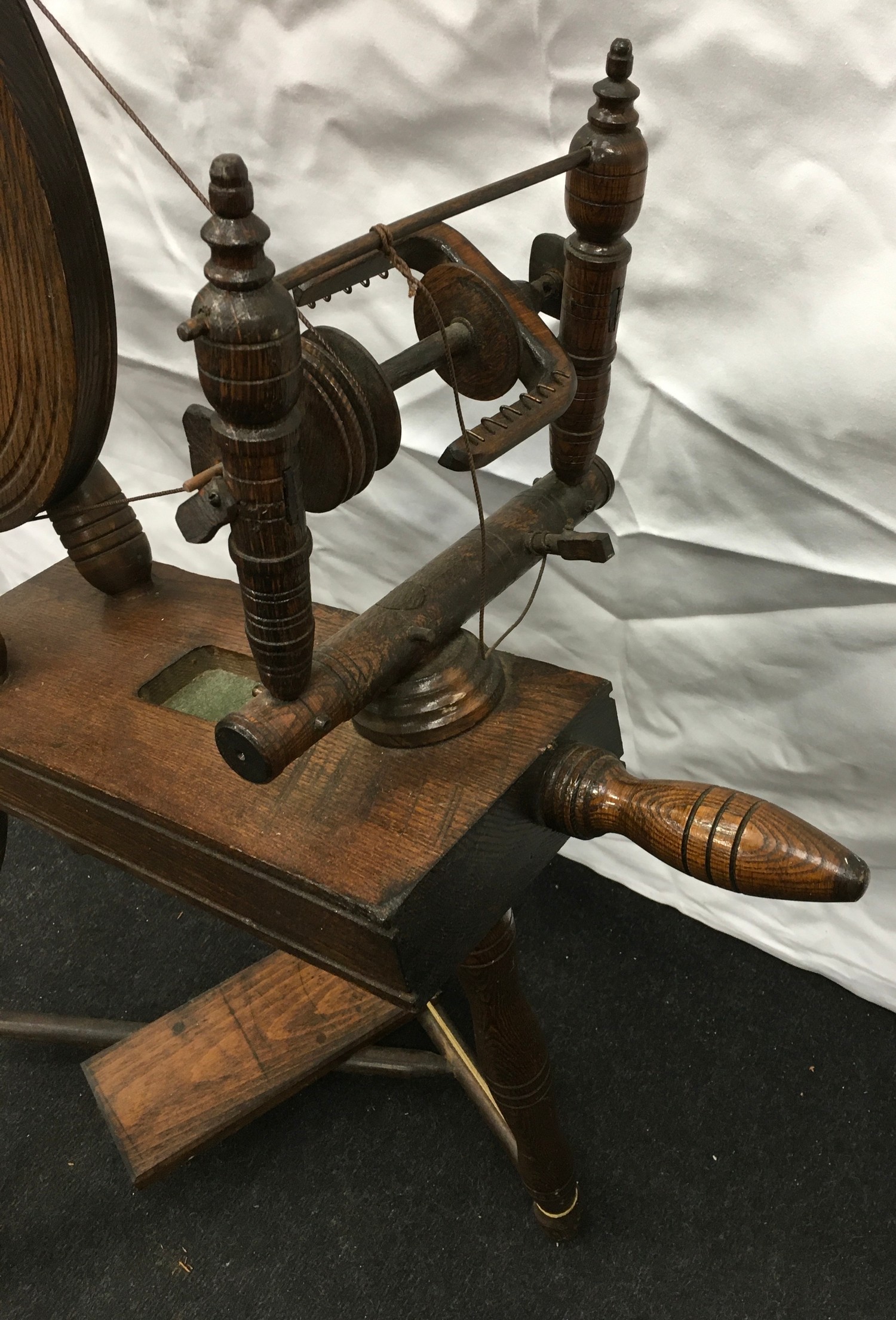 Wool spinning wheel working - Image 4 of 6