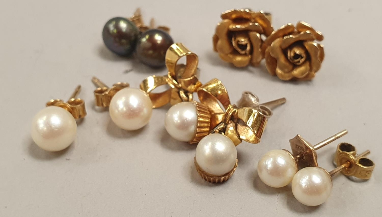 Quantity of ladies earrings to include gold, pearl etc.