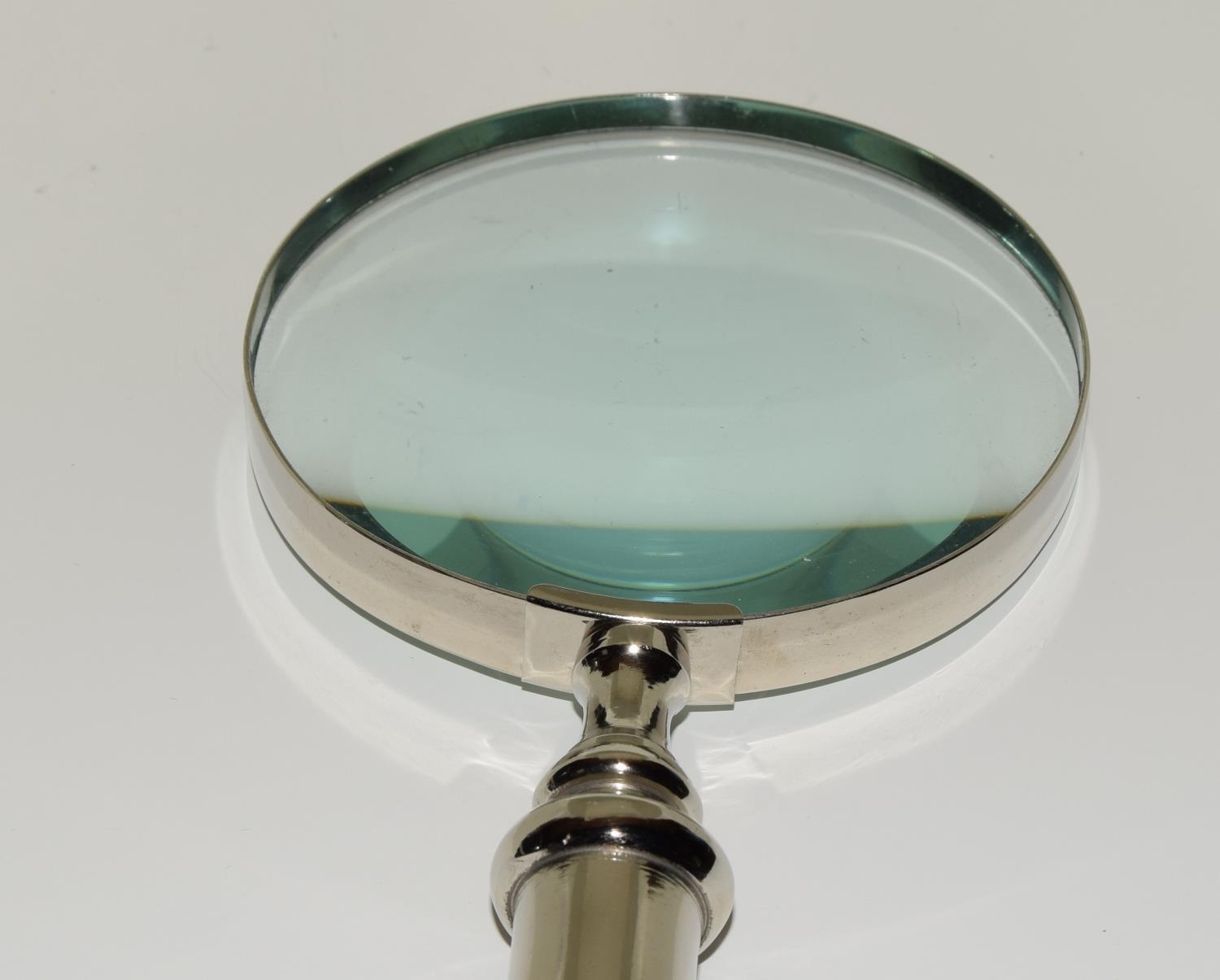 A large hand held magnifying glass with a brushed steel case. - Image 3 of 3