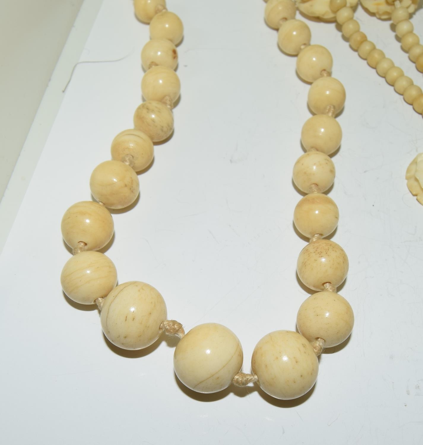 A collection of Victorian bone and other necklaces. - Image 5 of 5