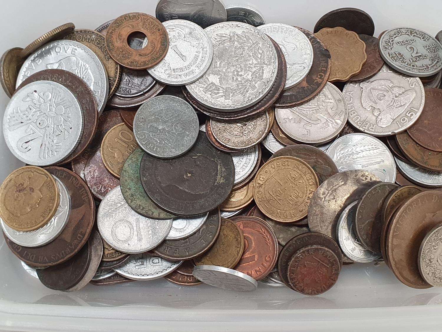 Plastic tub of various coinage. - Image 2 of 4