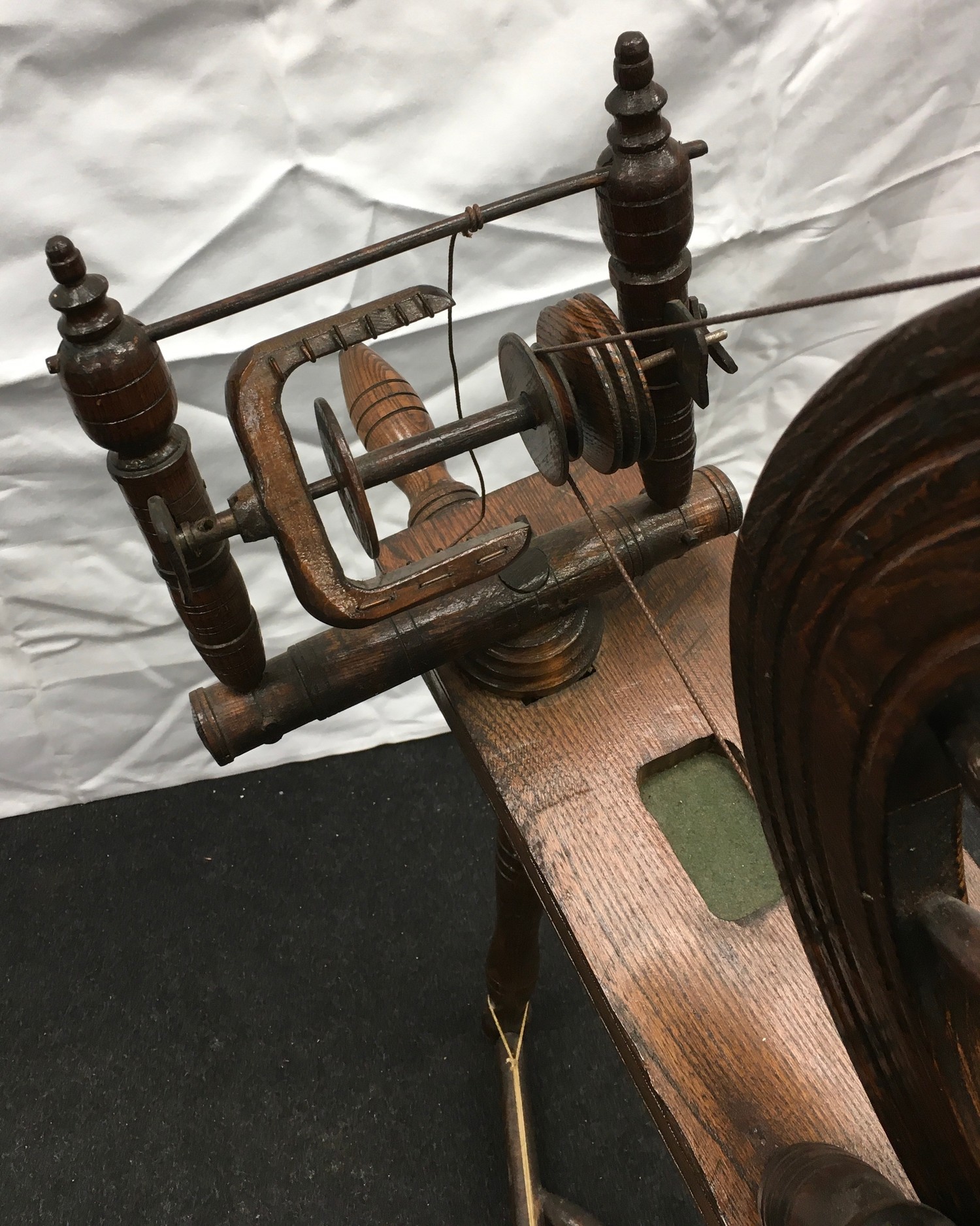 Wool spinning wheel working - Image 5 of 6