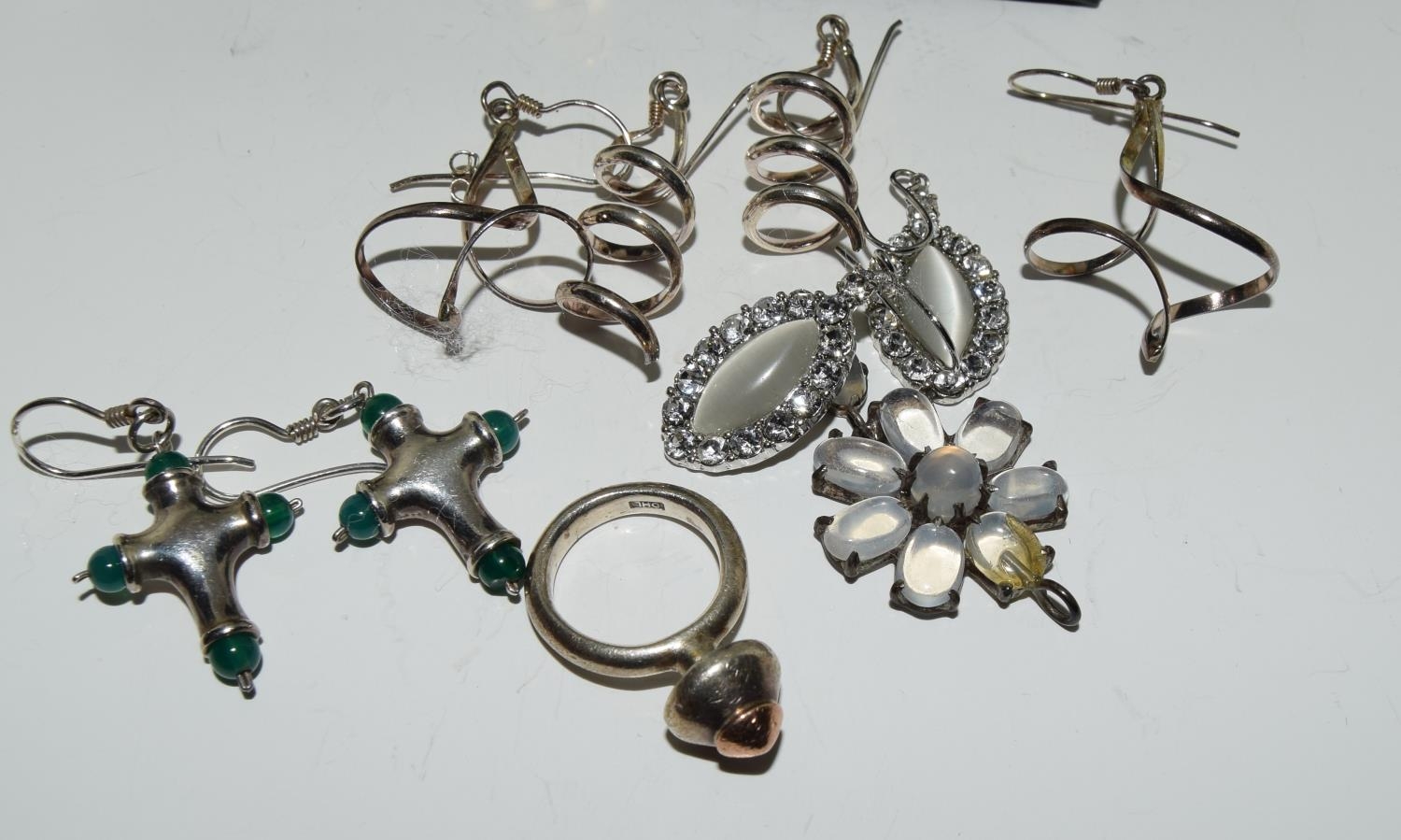Quantity of silver items to include set of knot cufflinks, silver necklaces etc - Image 3 of 4
