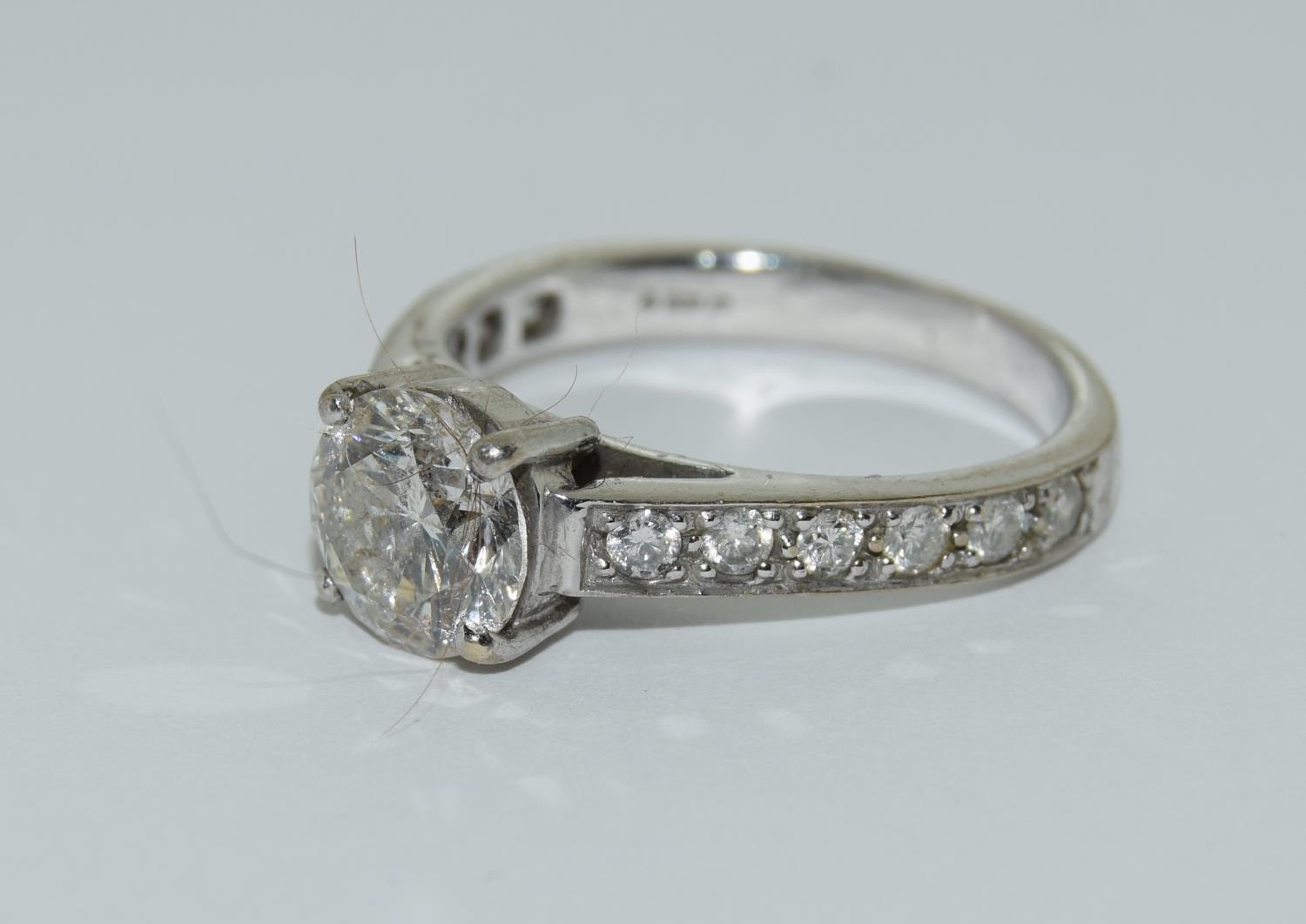 An 18ct white gold ladies diamond solitaire with diamond shoulders centre stone approx 1.3ct side - Image 4 of 6